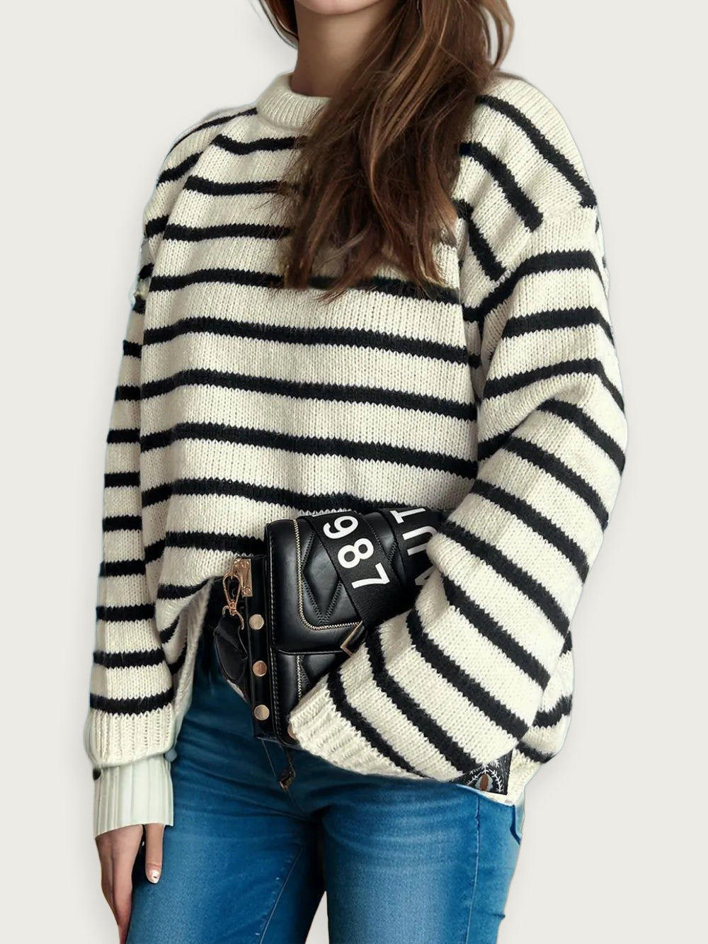 Randig kontraststickad tröja – Lös rundhalsad modell