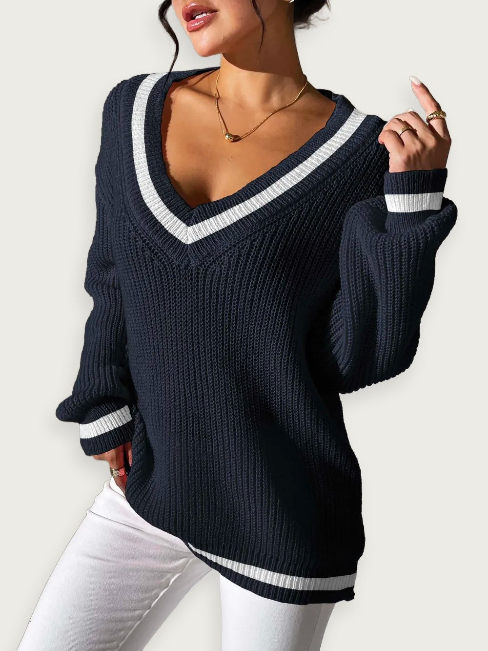 V-ringad tröja med kontrastfärger – Klassisk collegestil