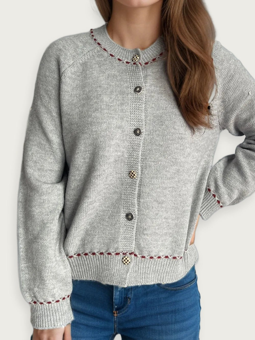 Klassisk kofta med knappar – Långärmad stickad modell