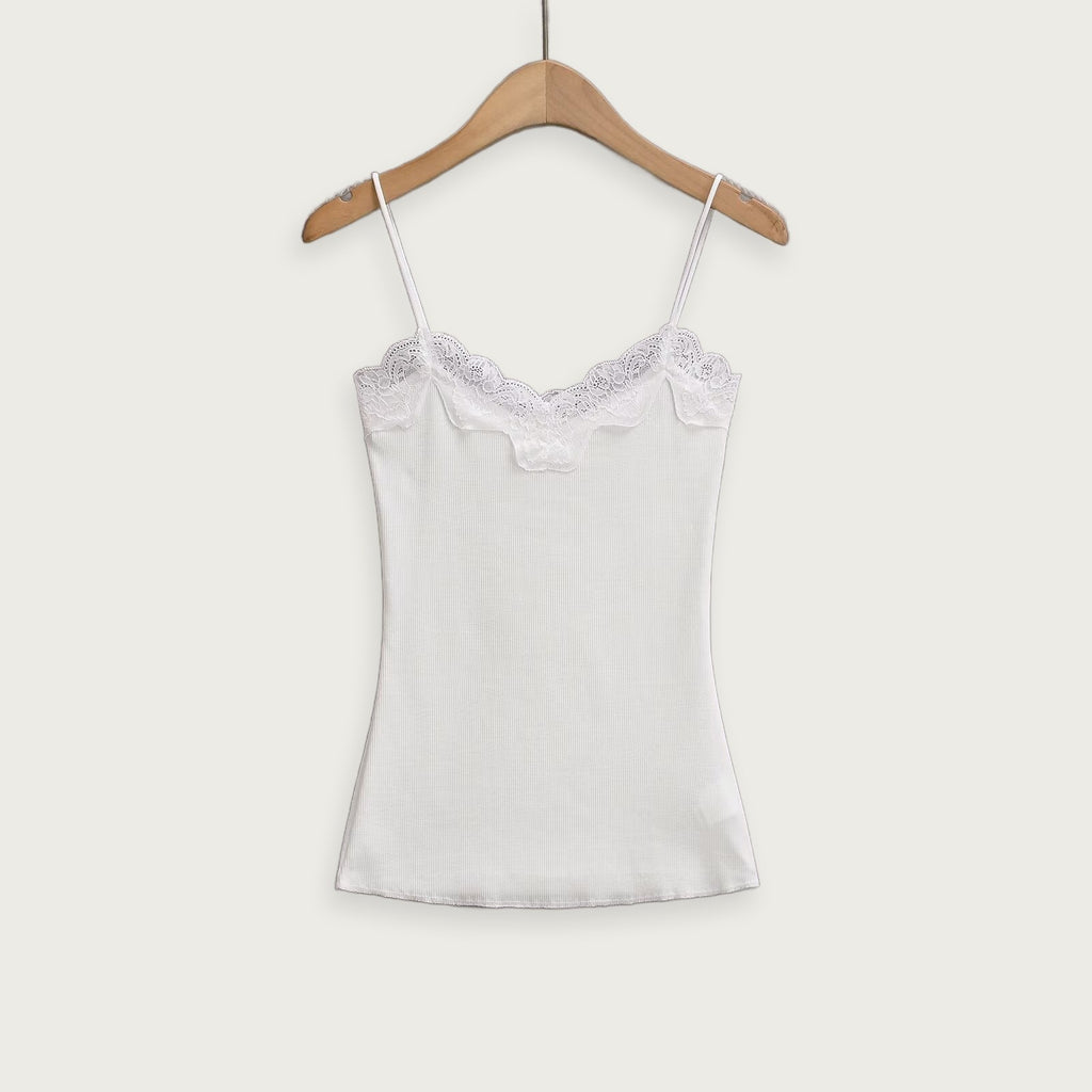 Axelbandslös spetsklänning – Elegant V-ringad design