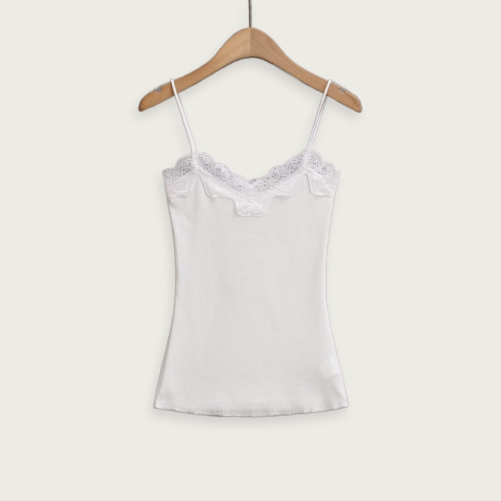 Axelbandslös spetsklänning – Elegant V-ringad design