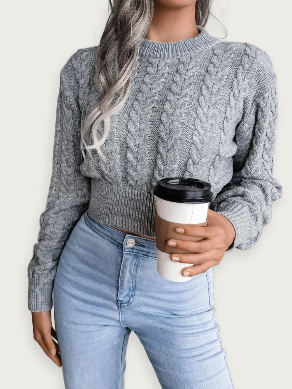 Kort stickad tröja med twist – Figurnära midjemodell