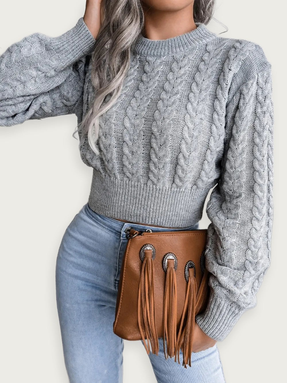 Kort stickad tröja med twist – Figurnära midjemodell