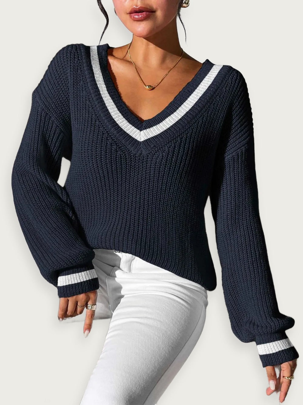 V-ringad tröja med kontrastfärger – Klassisk collegestil