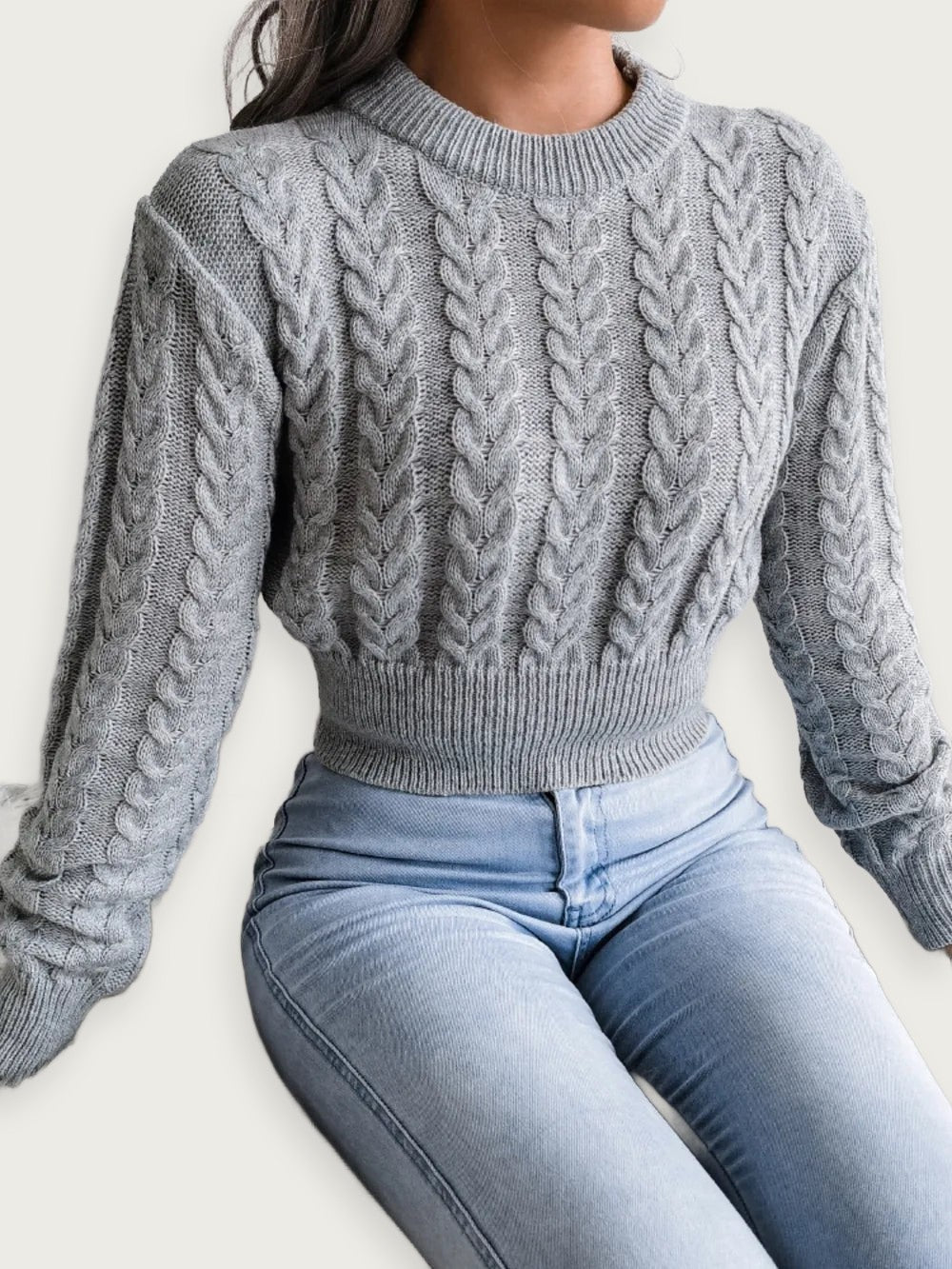 Kort stickad tröja med twist – Figurnära midjemodell