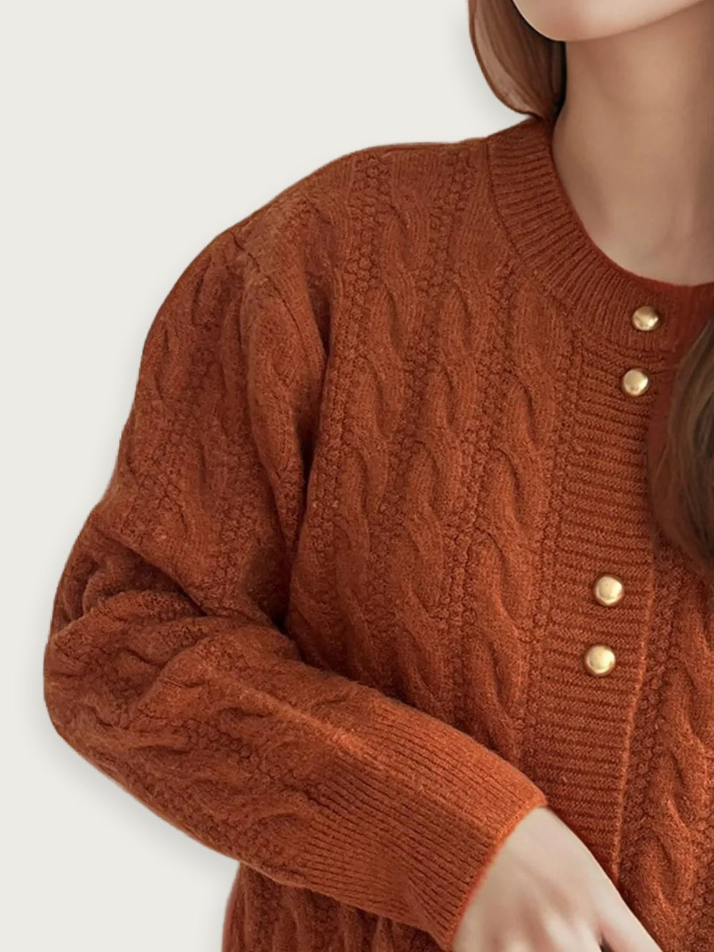 Flätstickad kofta – Klassisk rundhalsad modell