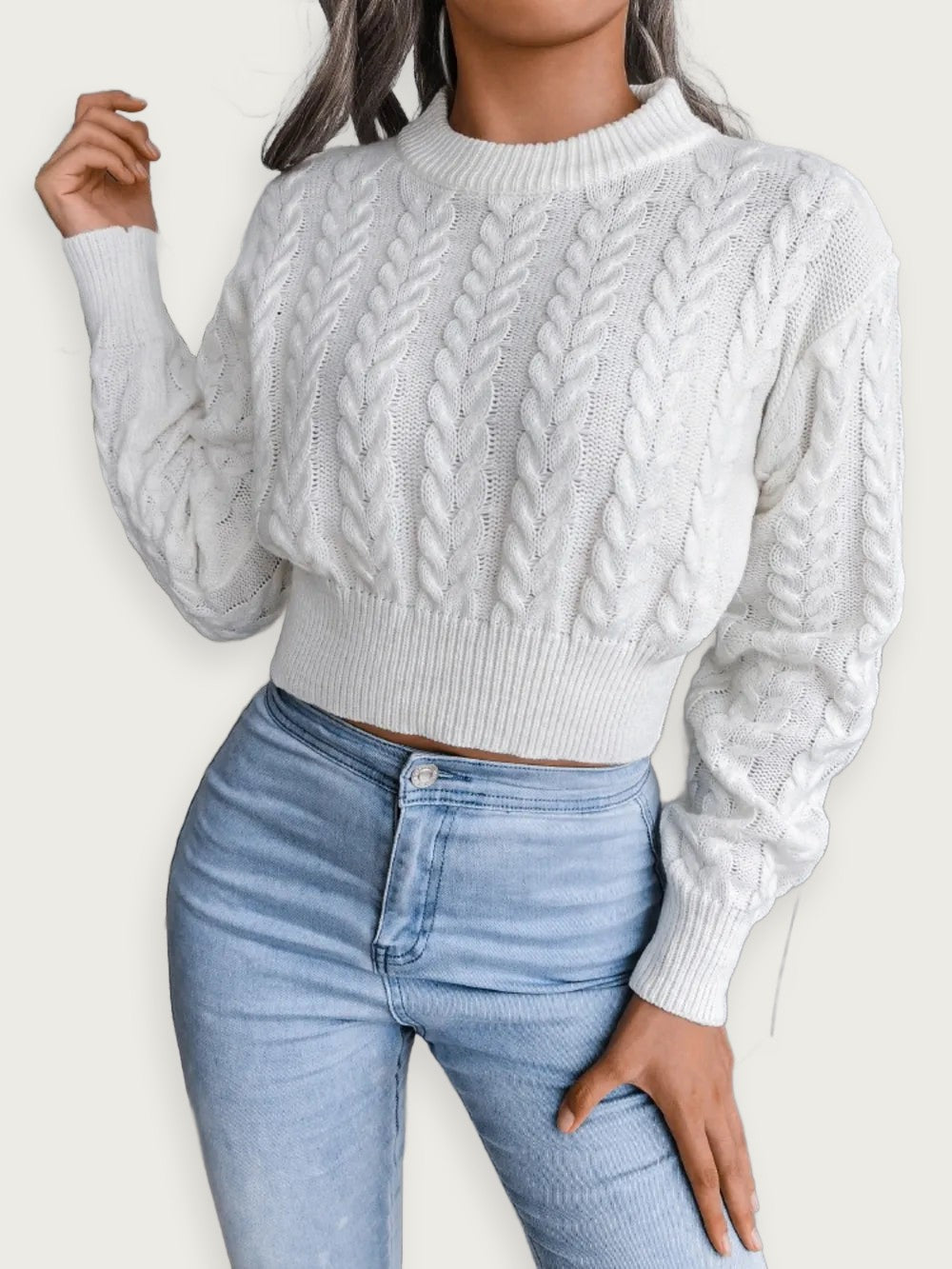 Kort stickad tröja med twist – Figurnära midjemodell