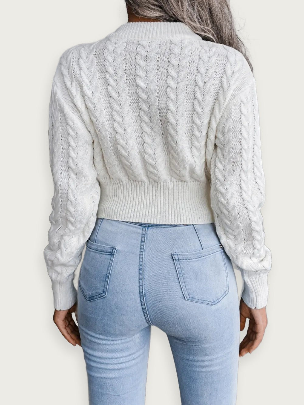 Kort stickad tröja med twist – Figurnära midjemodell