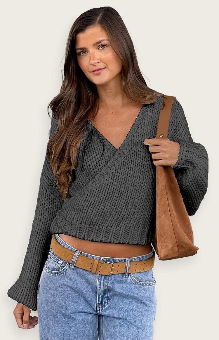 Kort stickad kofta med korsband – V-ringad modell
