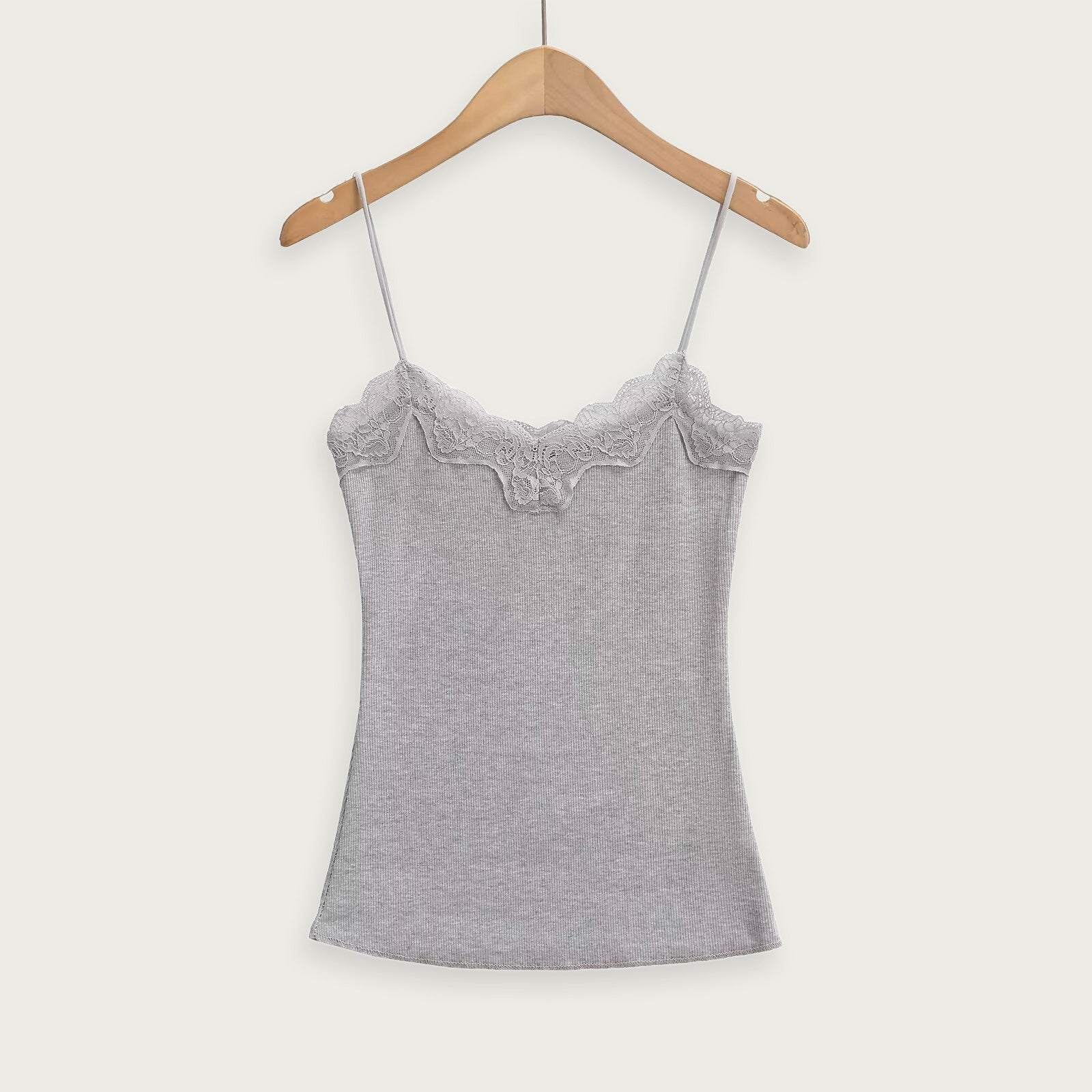 Axelbandslös spetsklänning – Elegant V-ringad design