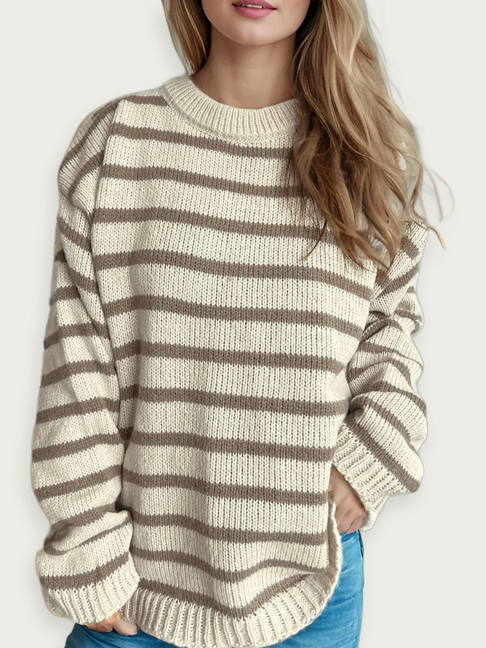 Randig kontraststickad tröja – Lös rundhalsad modell