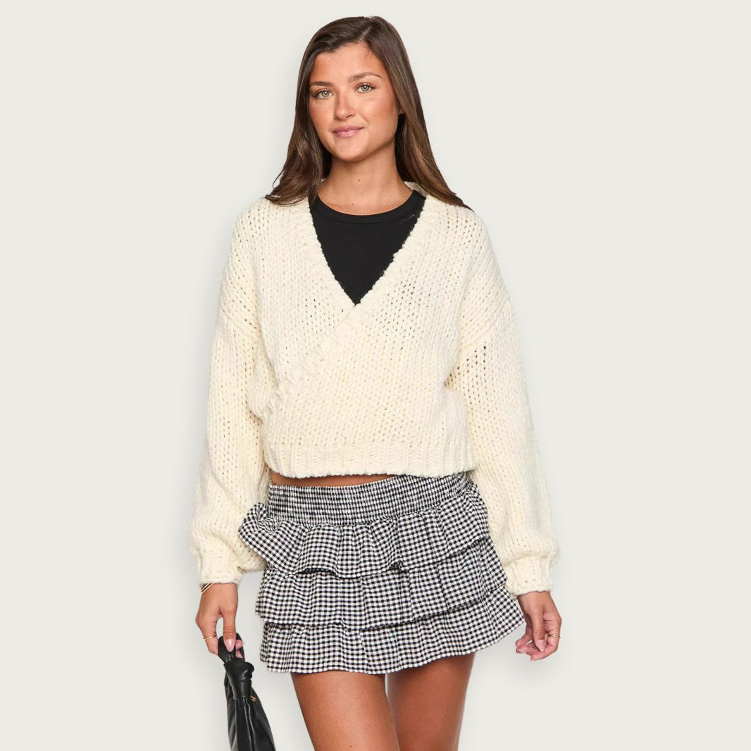 Kort stickad kofta med korsband – V-ringad modell