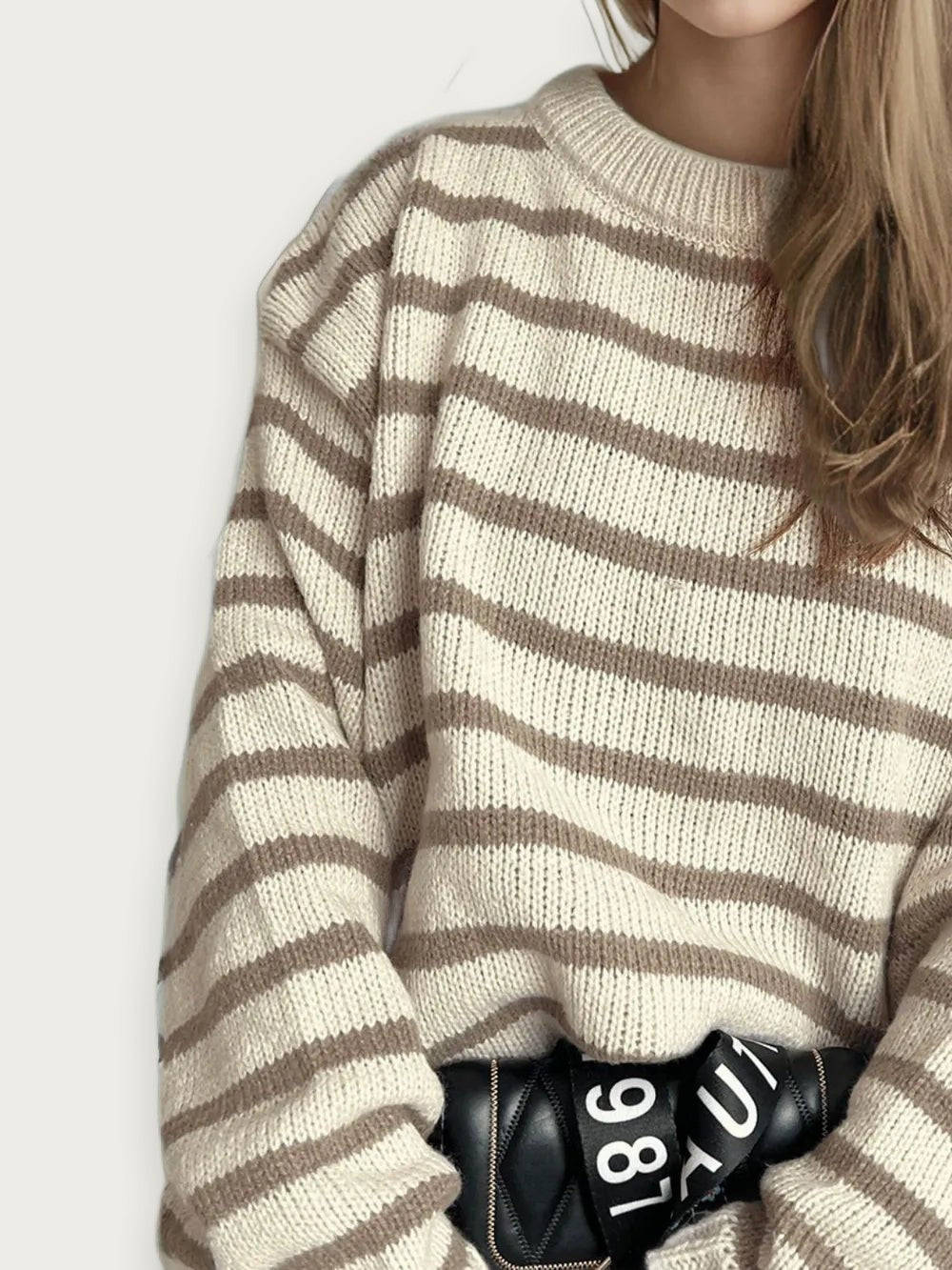 Randig kontraststickad tröja – Lös rundhalsad modell