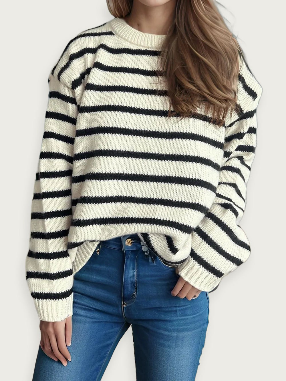 Randig kontraststickad tröja – Lös rundhalsad modell