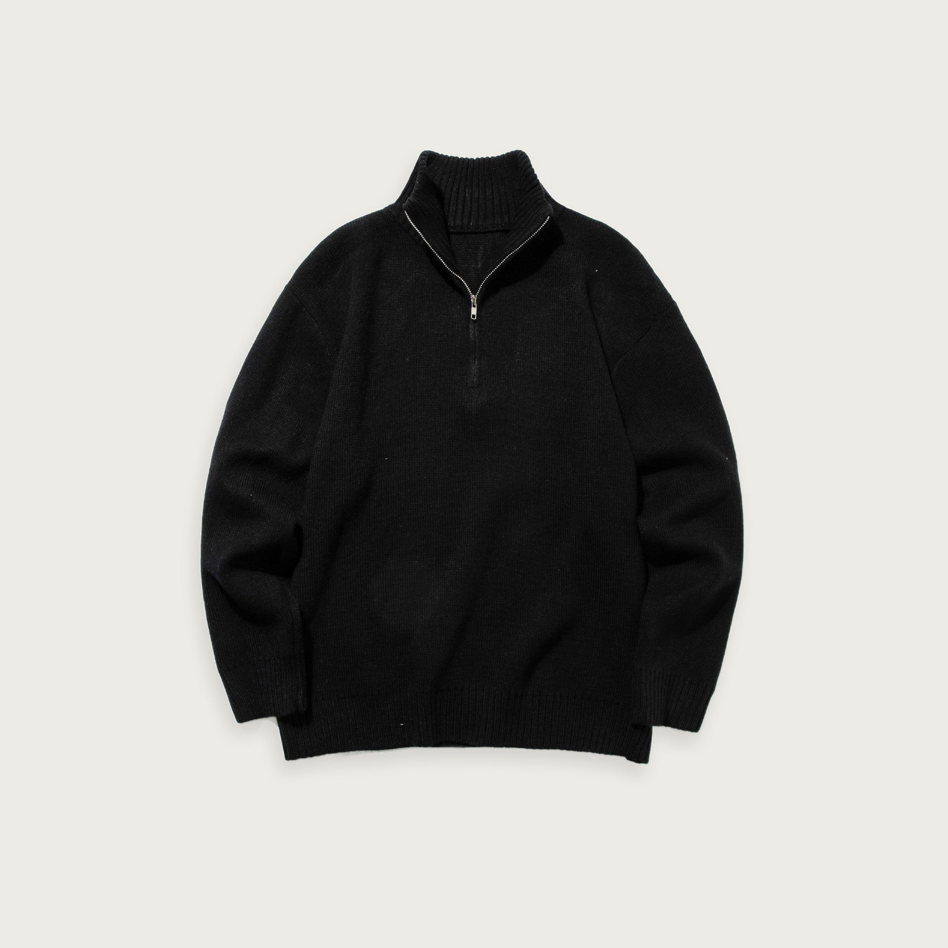 Enfärgad stickad halvpolo – Minimalistisk design