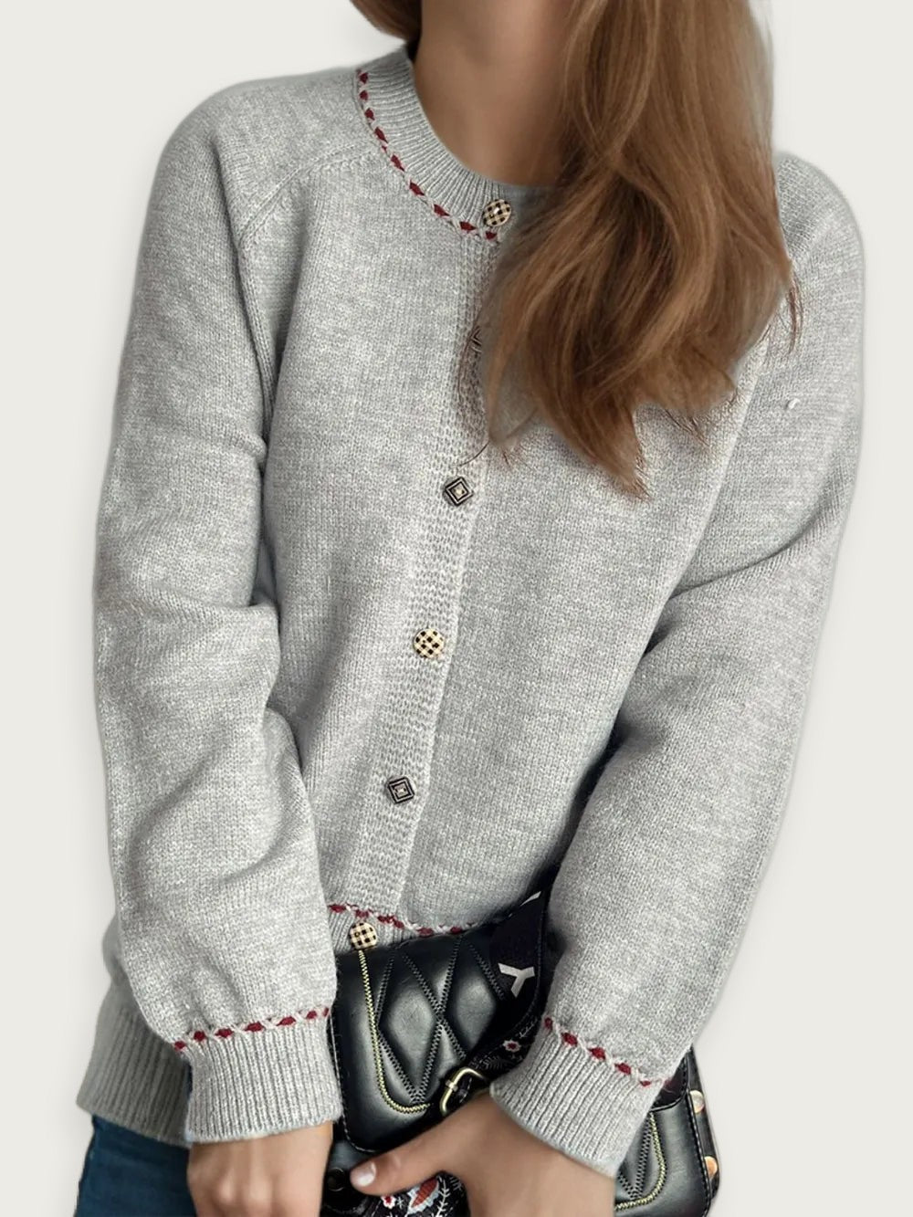 Klassisk kofta med knappar – Långärmad stickad modell