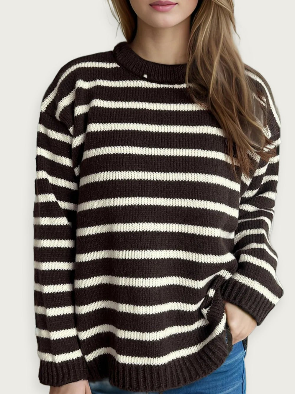 Randig kontraststickad tröja – Lös rundhalsad modell