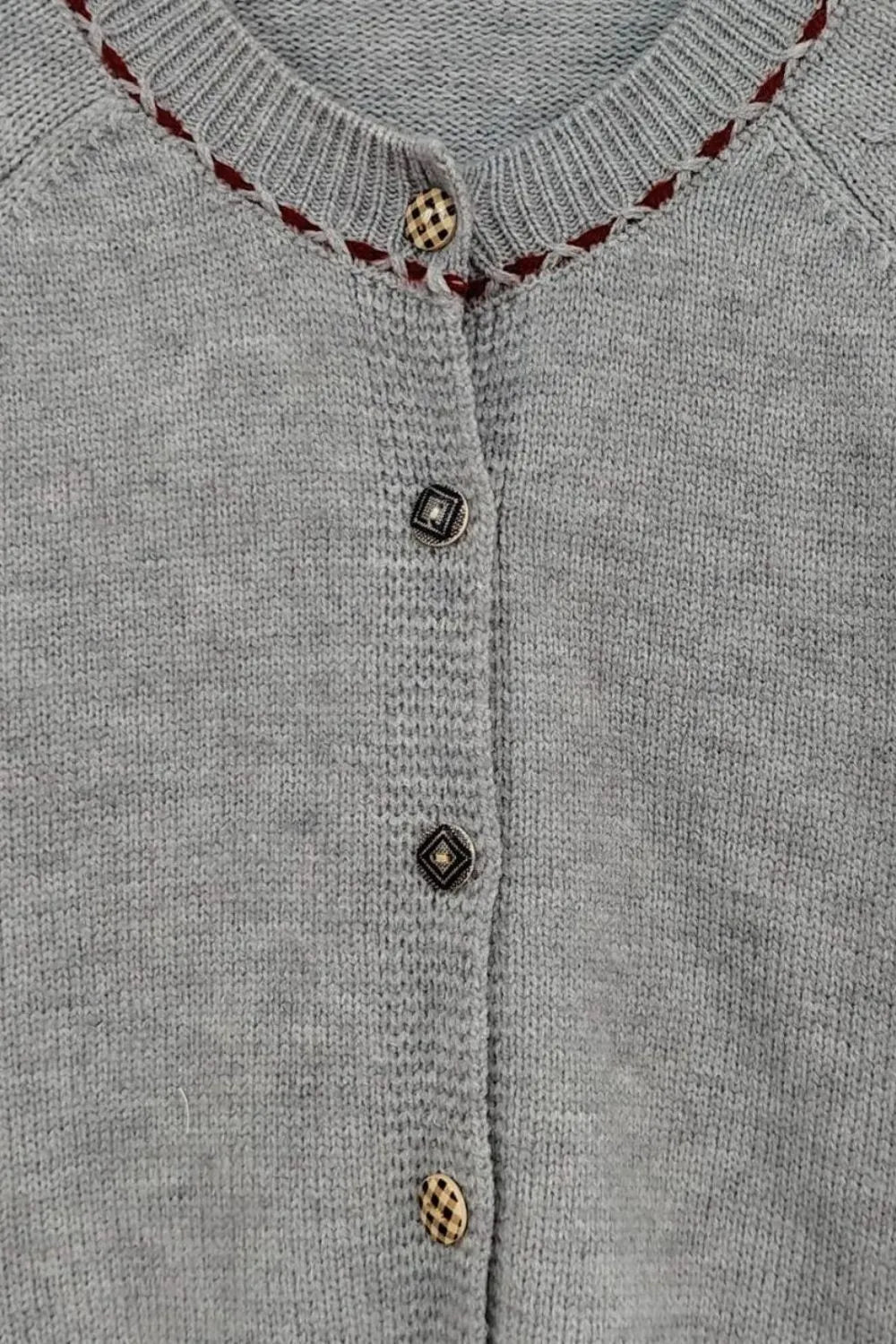 Klassisk kofta med knappar – Långärmad stickad modell