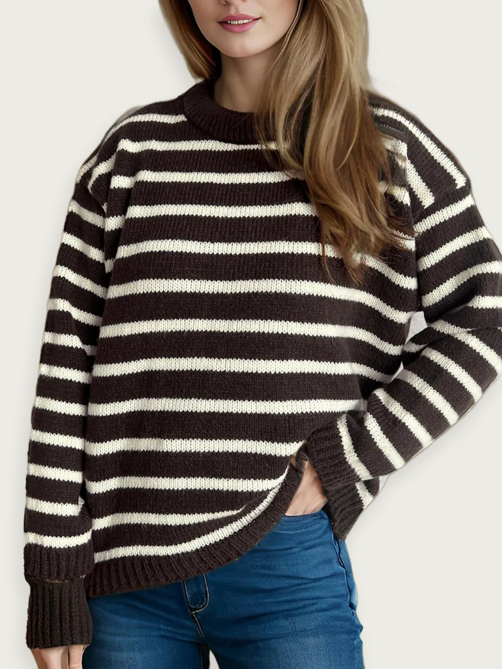 Randig kontraststickad tröja – Lös rundhalsad modell