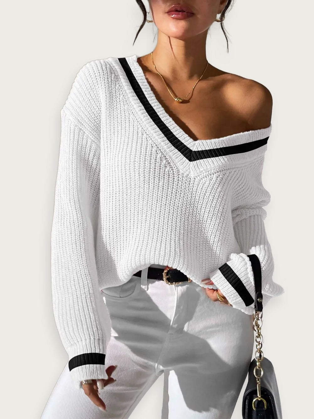 V-ringad tröja med kontrastfärger – Klassisk collegestil