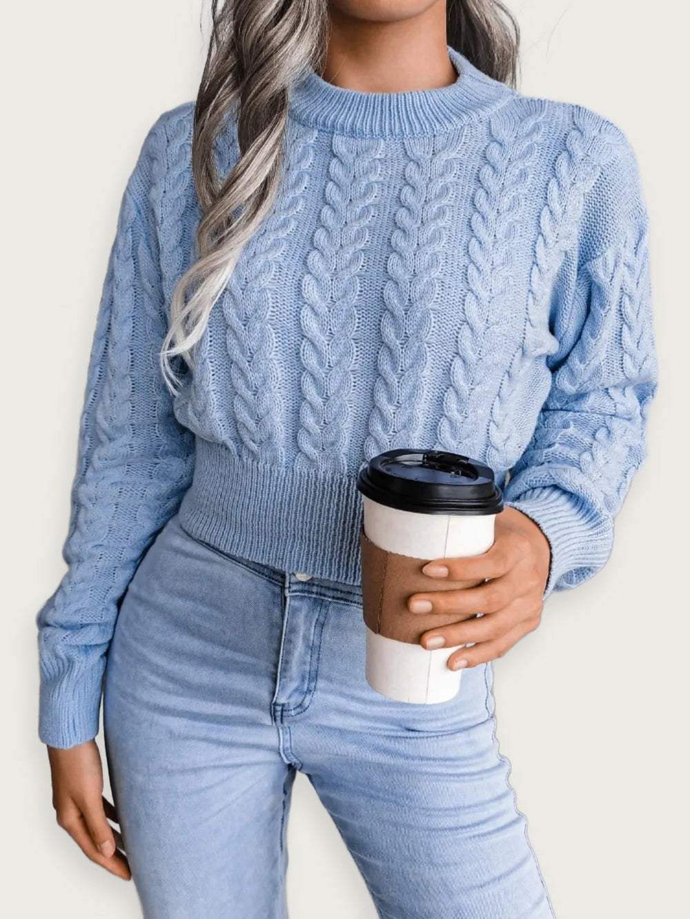 Kort stickad tröja med twist – Figurnära midjemodell