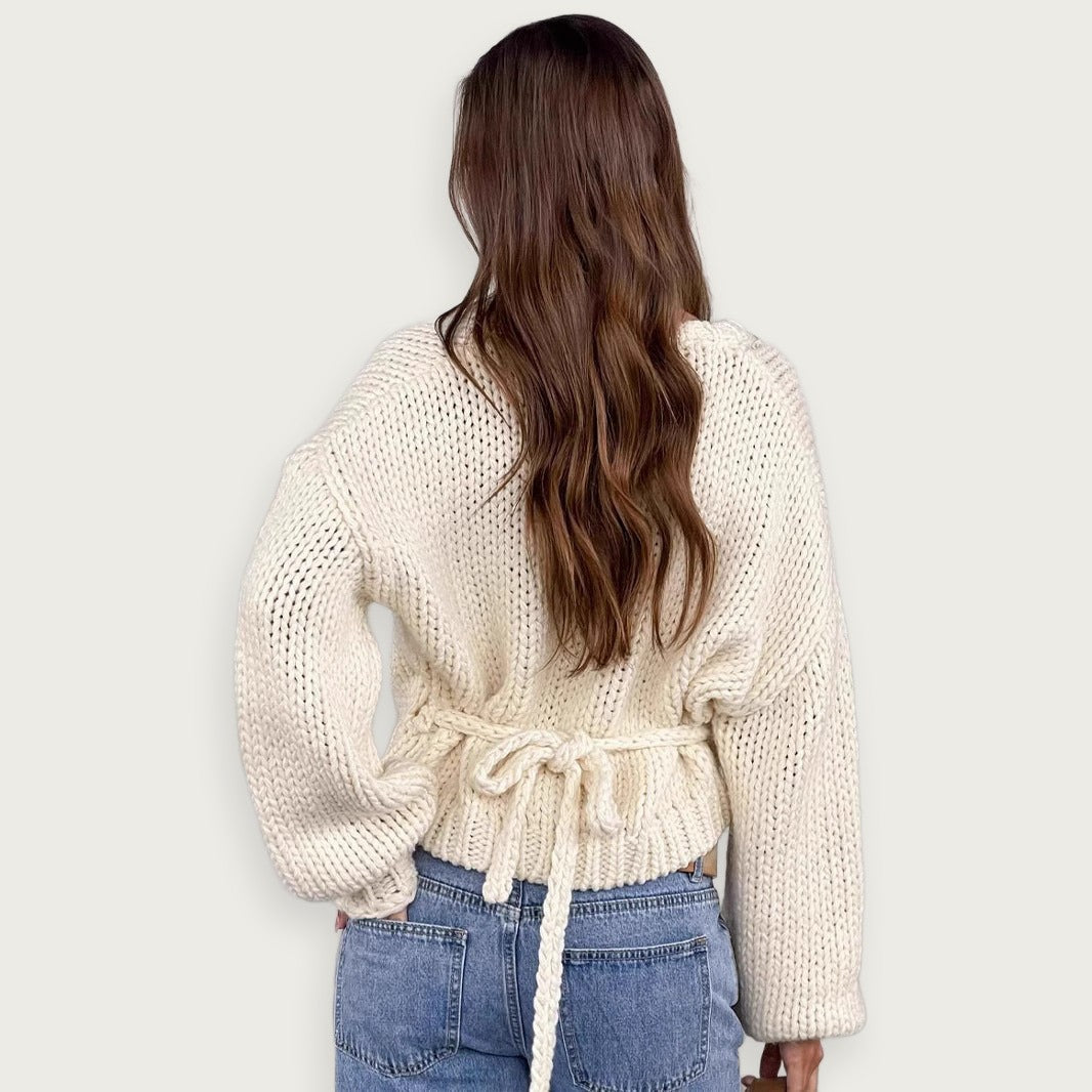 Kort stickad kofta med korsband – V-ringad modell