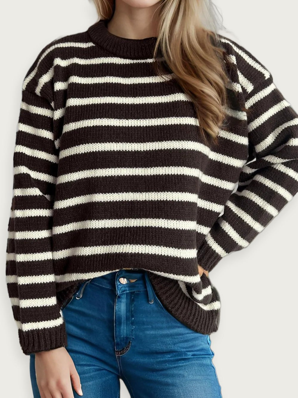Randig kontraststickad tröja – Lös rundhalsad modell