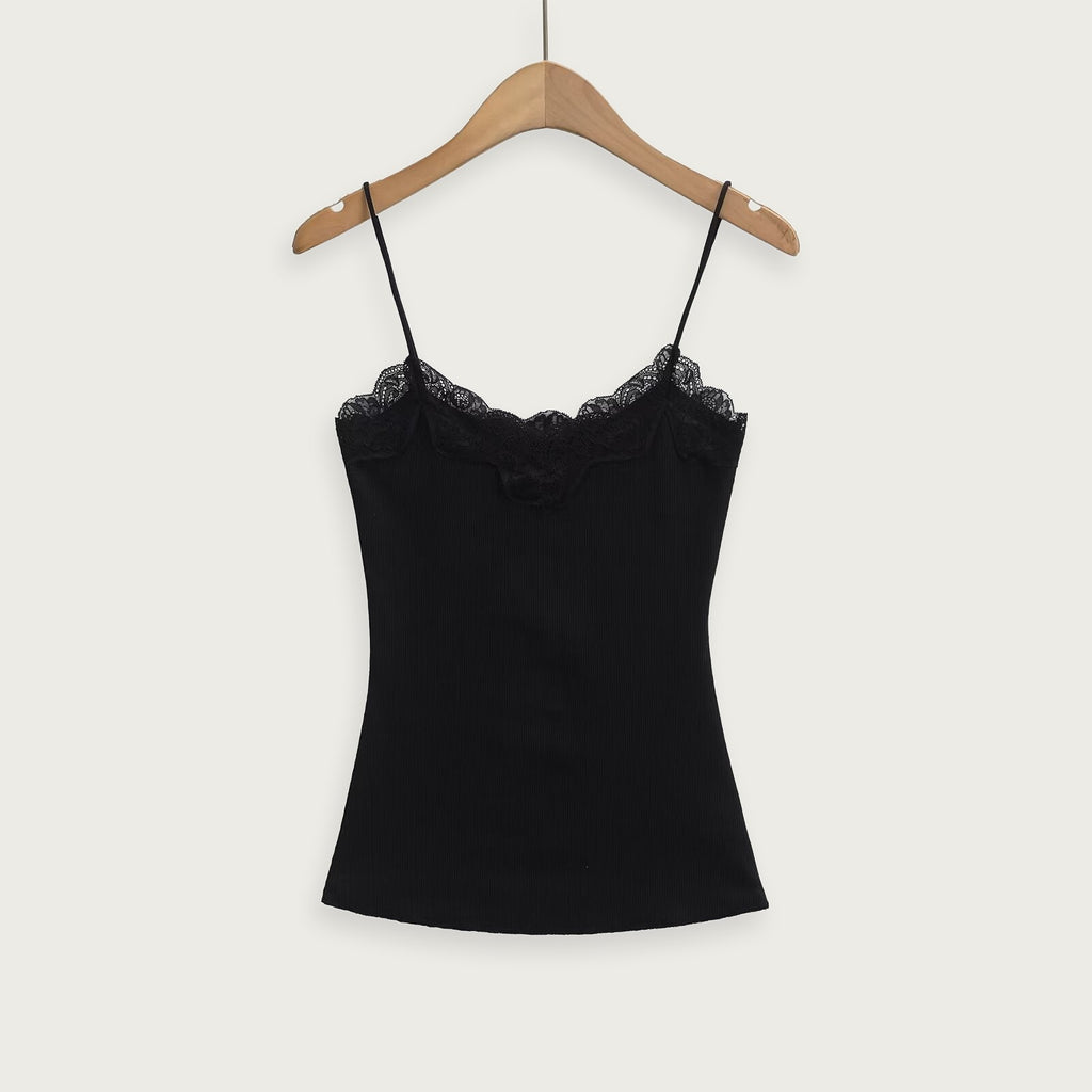 Axelbandslös spetsklänning – Elegant V-ringad design