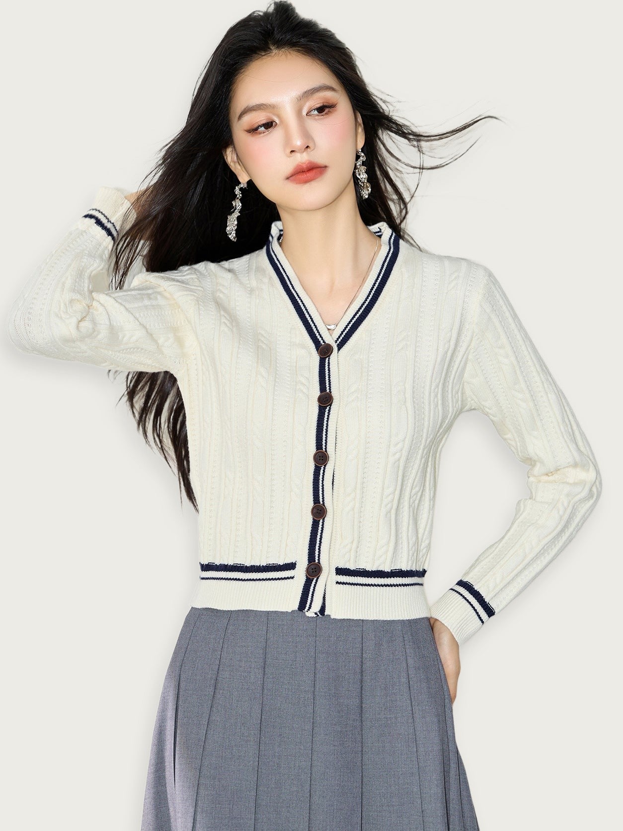 Vit Stickad Cardigan Med Polo Krage Elegant