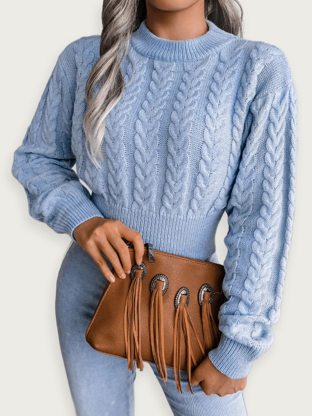 Kort stickad tröja med twist – Figurnära midjemodell