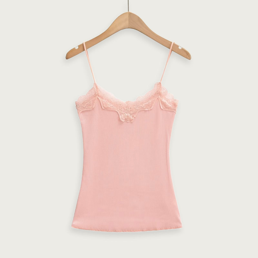 Axelbandslös spetsklänning – Elegant V-ringad design