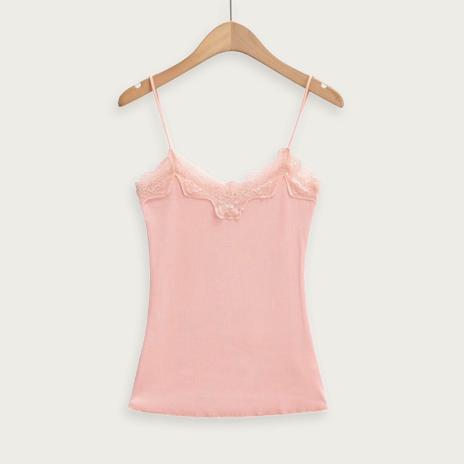 Axelbandslös spetsklänning – Elegant V-ringad design