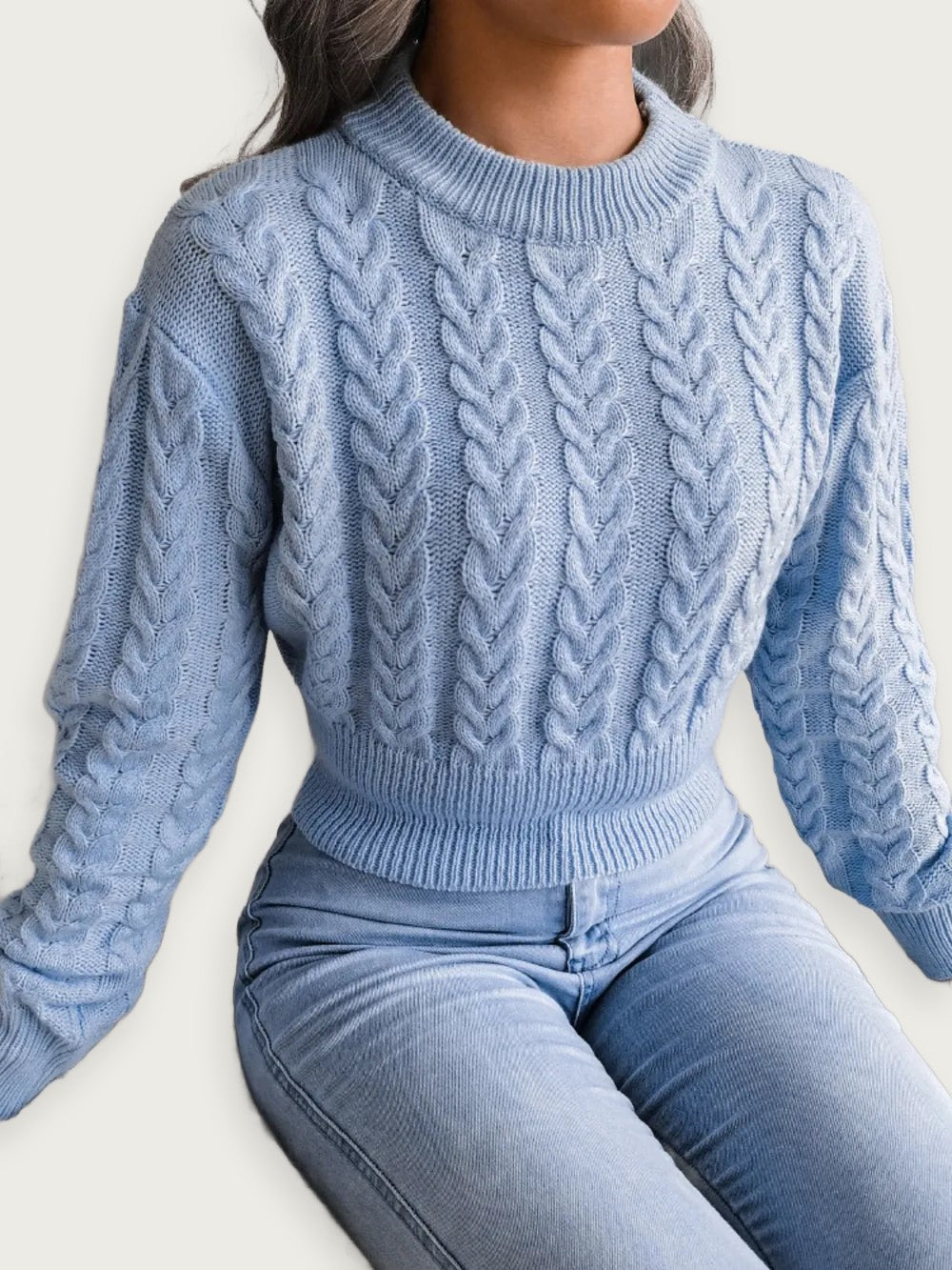 Kort stickad tröja med twist – Figurnära midjemodell