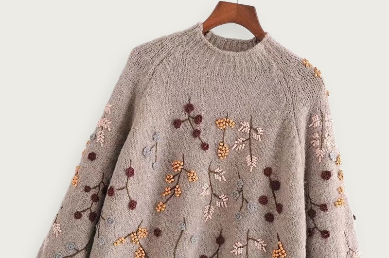 Stickad tröja med pärlor – Elegant höststil