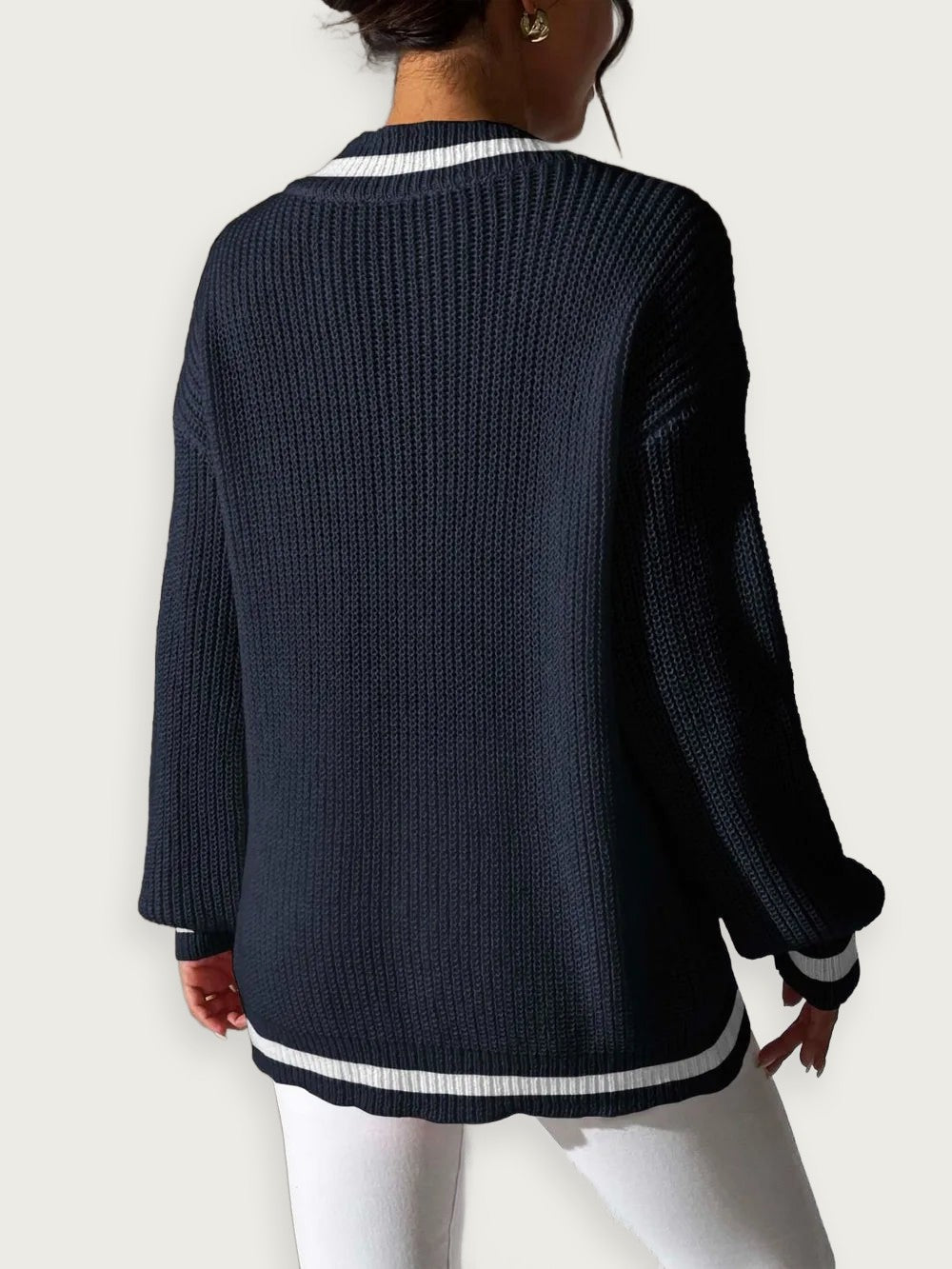 V-ringad tröja med kontrastfärger – Klassisk collegestil