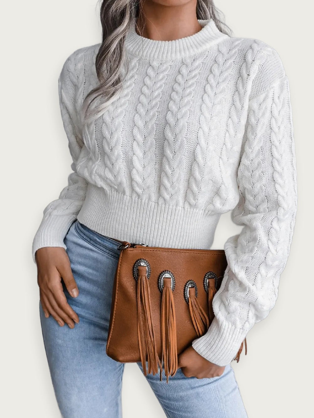 Kort stickad tröja med twist – Figurnära midjemodell