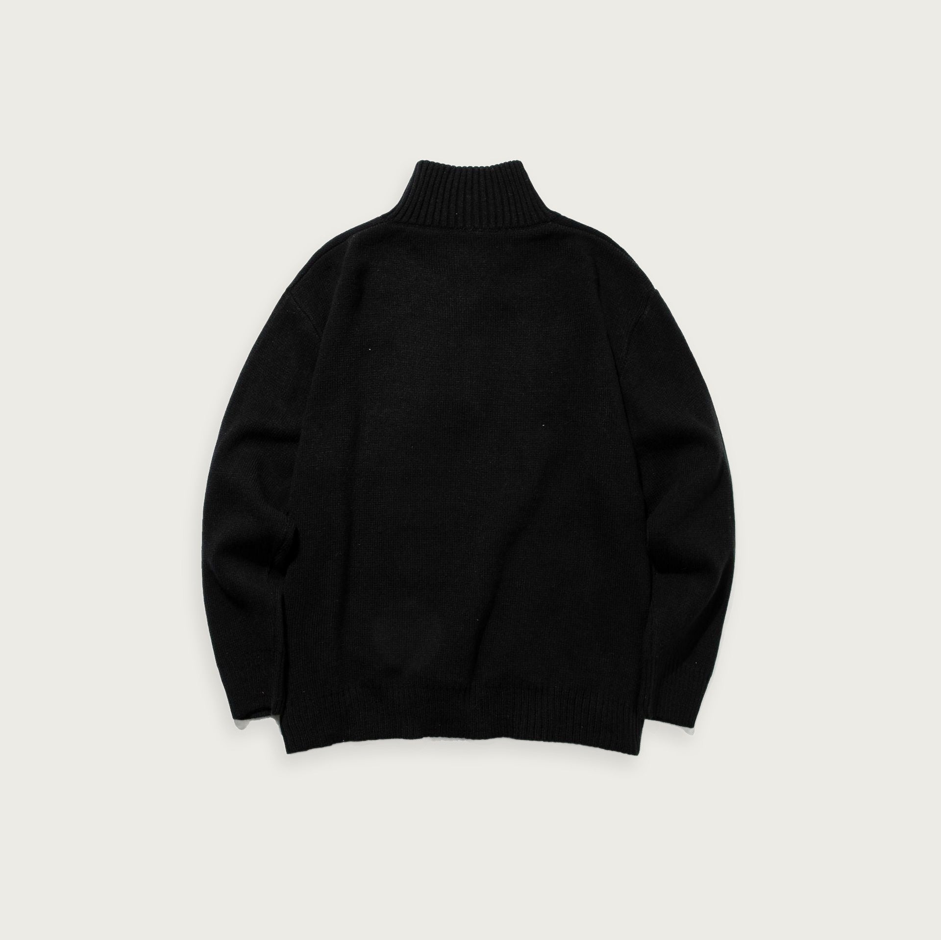 Enfärgad stickad halvpolo – Minimalistisk design