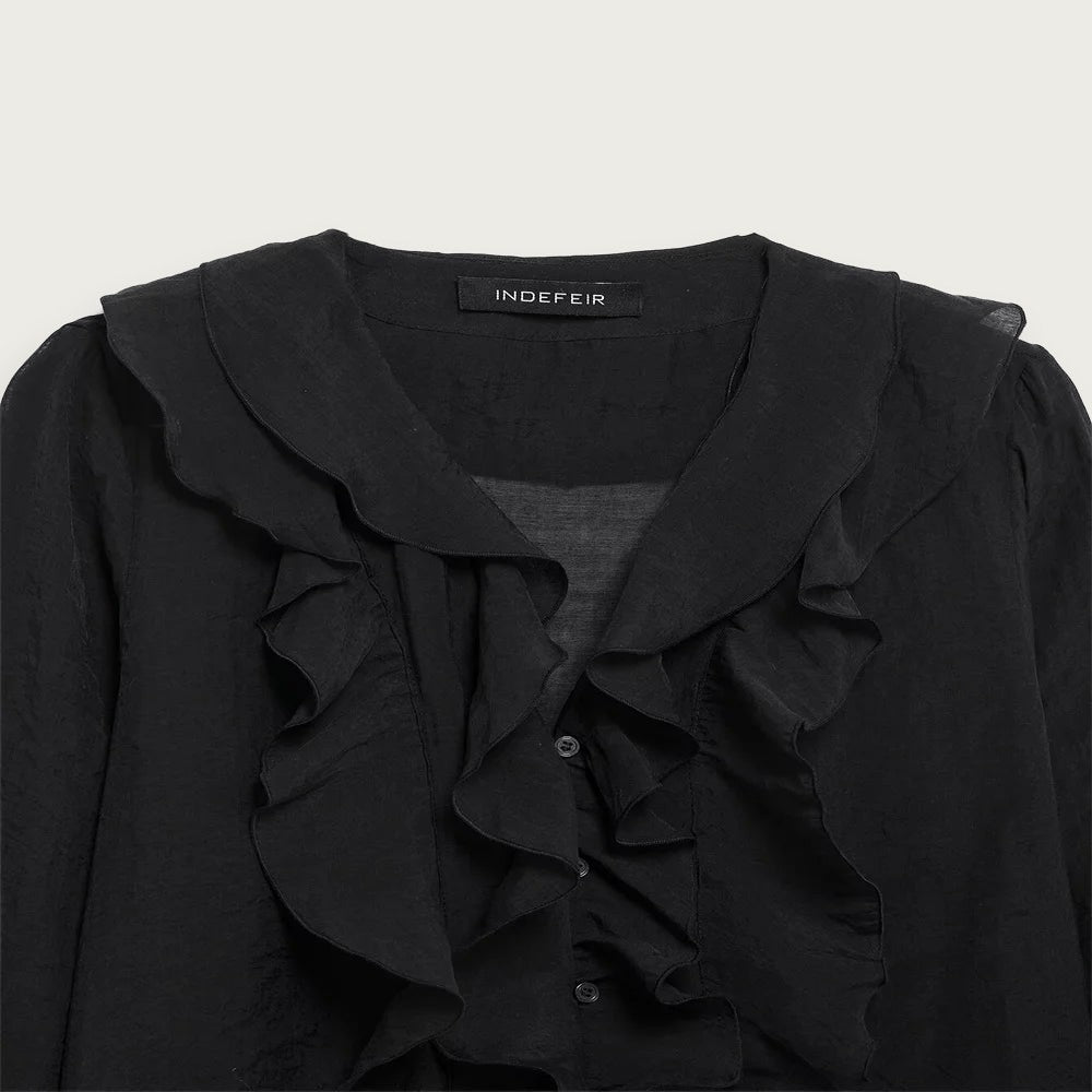 Blus med volanger och V-ringning – elegant design med puffärmar