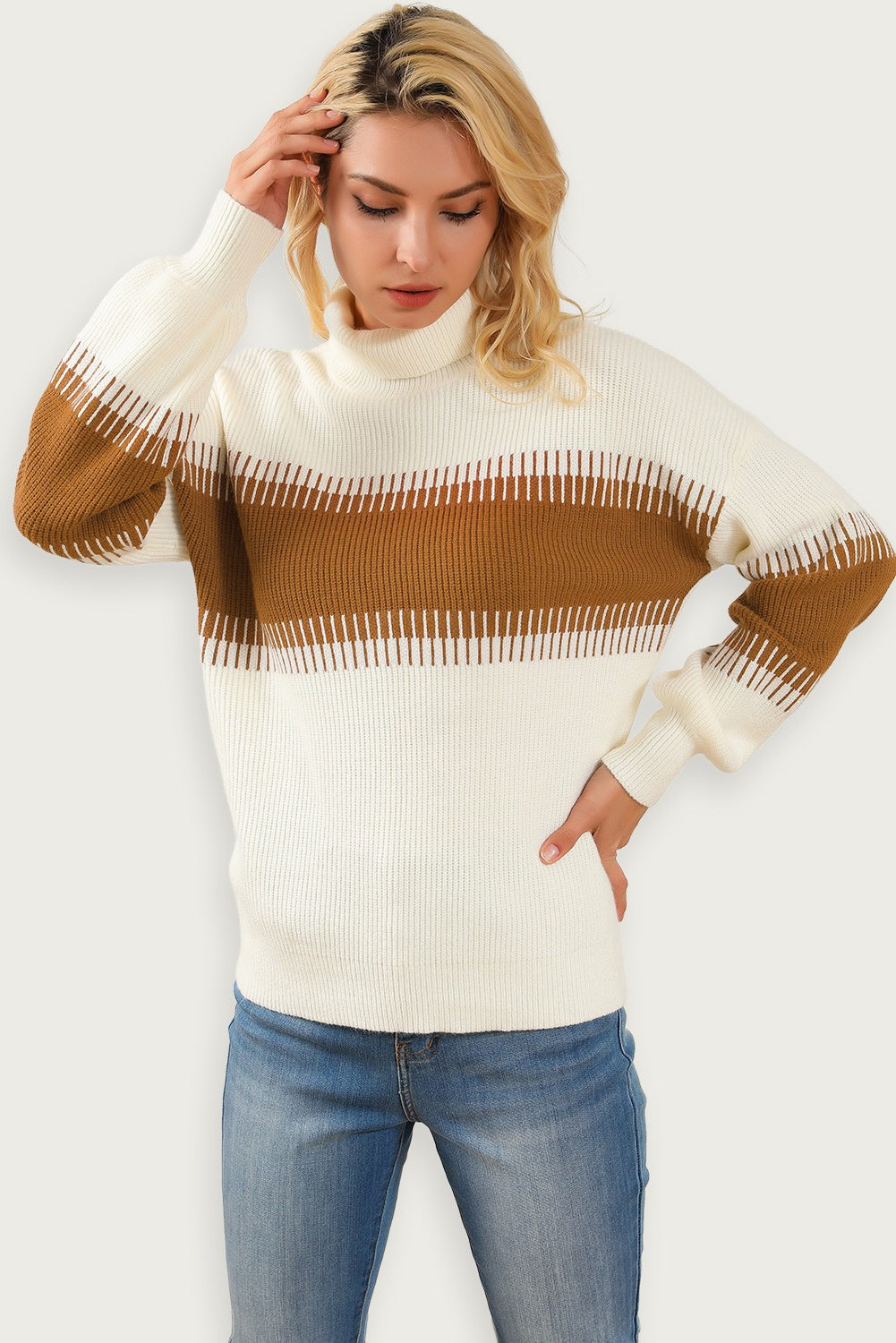 Vit patchwork polotröja – Modern stickad design