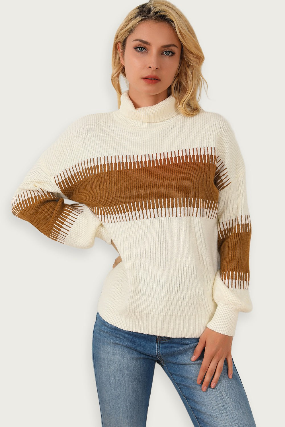 Vit patchwork polotröja – Modern stickad design